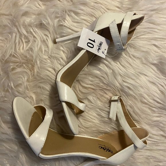 WHITE OPEN TOE HEELS - Picture 2 of 2